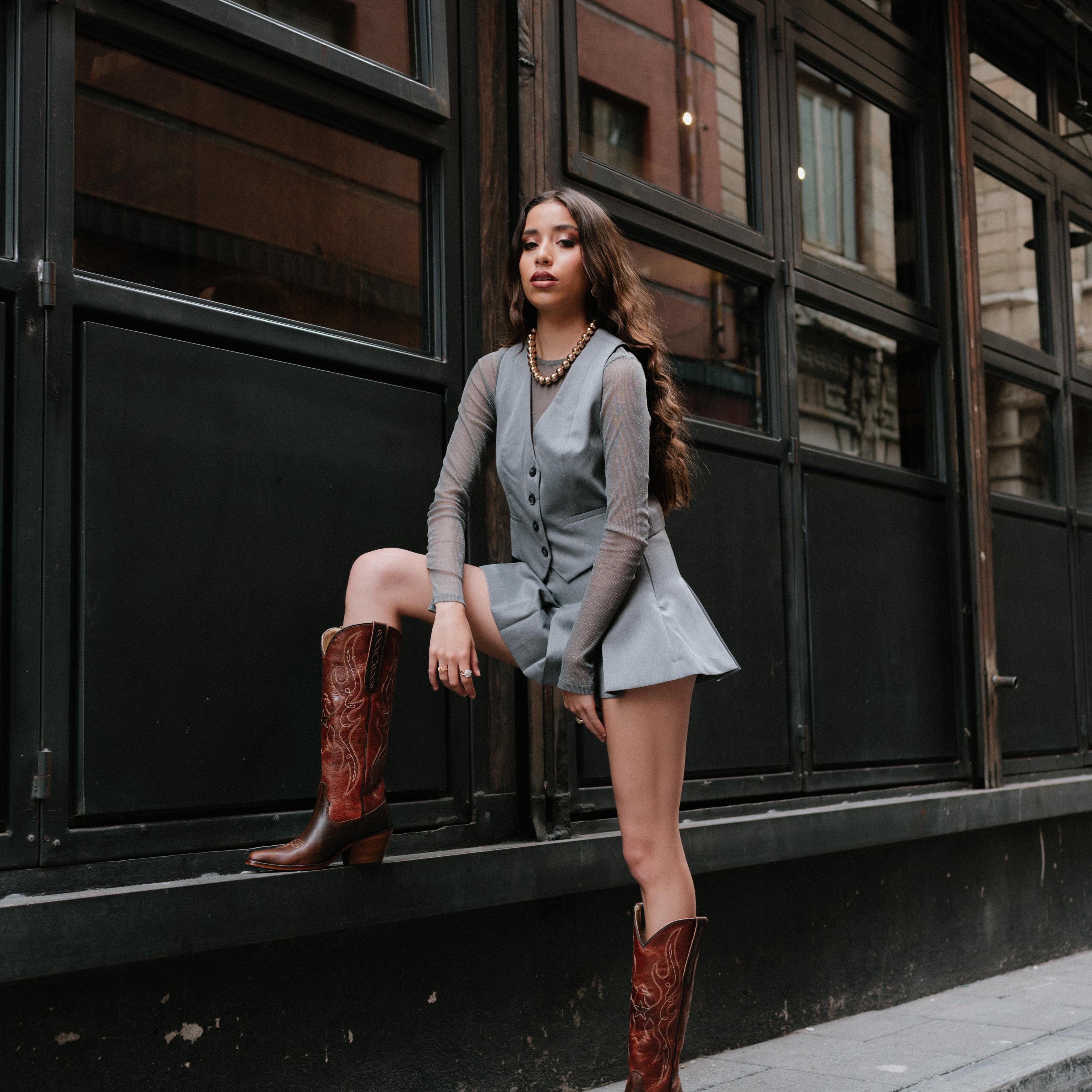 Botas de piel
Moda en calzado
Botas de piel para mujeres
Hecho a mano
Artesanal
Calidad premium
100% piel genuina
Diseño exclusivo
León, Guanajuato
Calzado mexicano
Elegante y sofisticado
Tendencias en botas
Estilo y comodidad
Moda femenina
Últimas tendencias
Durabilidad
Hecho en México
Confección de alta calidad
Zapatos de cuero para mujeres
Botas de cuero de lujo
Botas de piel para mujer
Botas de moda 2024
Botas de lujo para mujer
Botas de piel hechas a mano
Calzado artesanal en piel
Moda en calzado