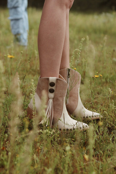 Botas Tyro Estilo western-chic Botas de piel negra Calzado hecho a mano en México Botas de piel con estoperoles Diseño con flecos de piel Botas de cuero con botones plata Botas de piel con suela de cuero Moda femenina de calidad Botas de piel inspiradas en el oeste Botas de cuero genuino Botas de estilo único Botas de piel para mujeres atrevidas Botas de alta calidad hechas en México Estilo western para mujer Botas de piel elegantes y sofisticadas Botas de moda con detalles metálicos